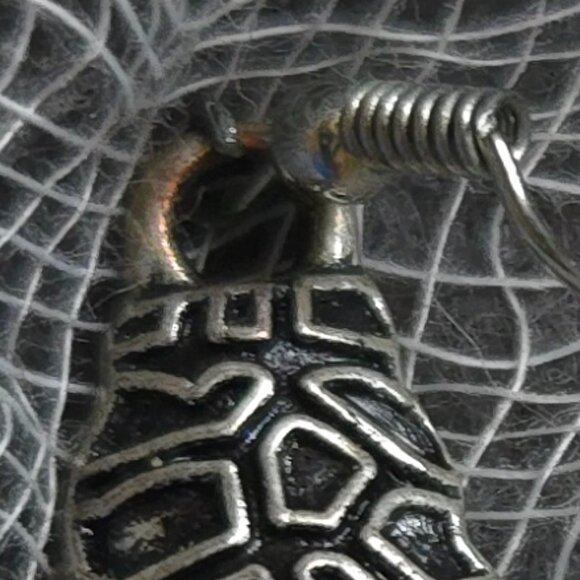 SKELETON HAND EARRINGS - COSTUME JEWELRY - Picture 3 of 5